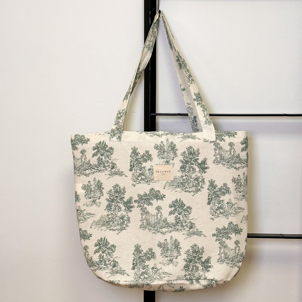 Bolsa grande Toy4, estampado en beige, marrón, gris, vista frontal — De La Mur