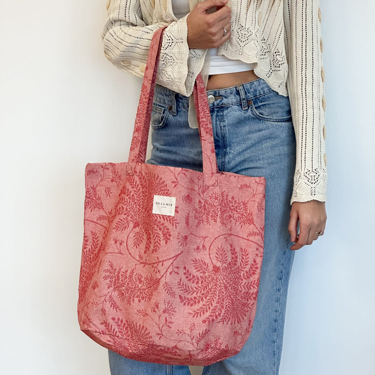 Bolsa grande Ulha, estampado en rojo, terracota, blanco, detalle del estampado y el material — De La Mur