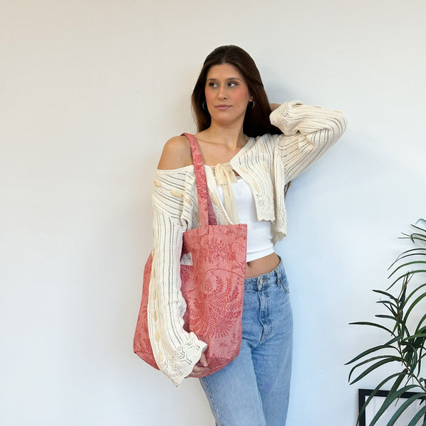 Bolsa grande Ulha, estampado en rojo, terracota, blanco, vista en uso — De La Mur