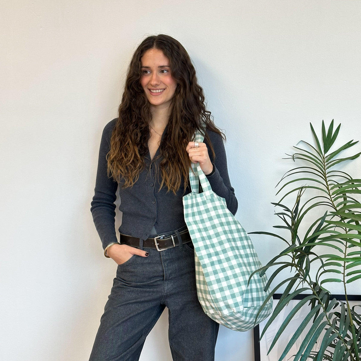 Bolsa grande Vic4, estampado en gris, beige, verde, vista en uso — De La Mur