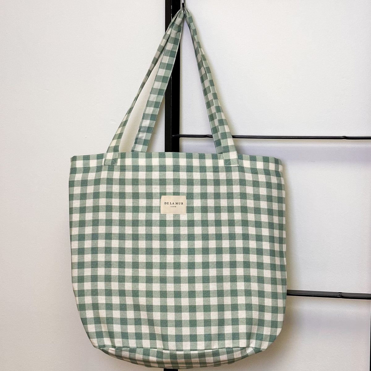 Bolsa grande Vic4, estampado en gris, beige, verde, vista frontal — De La Mur