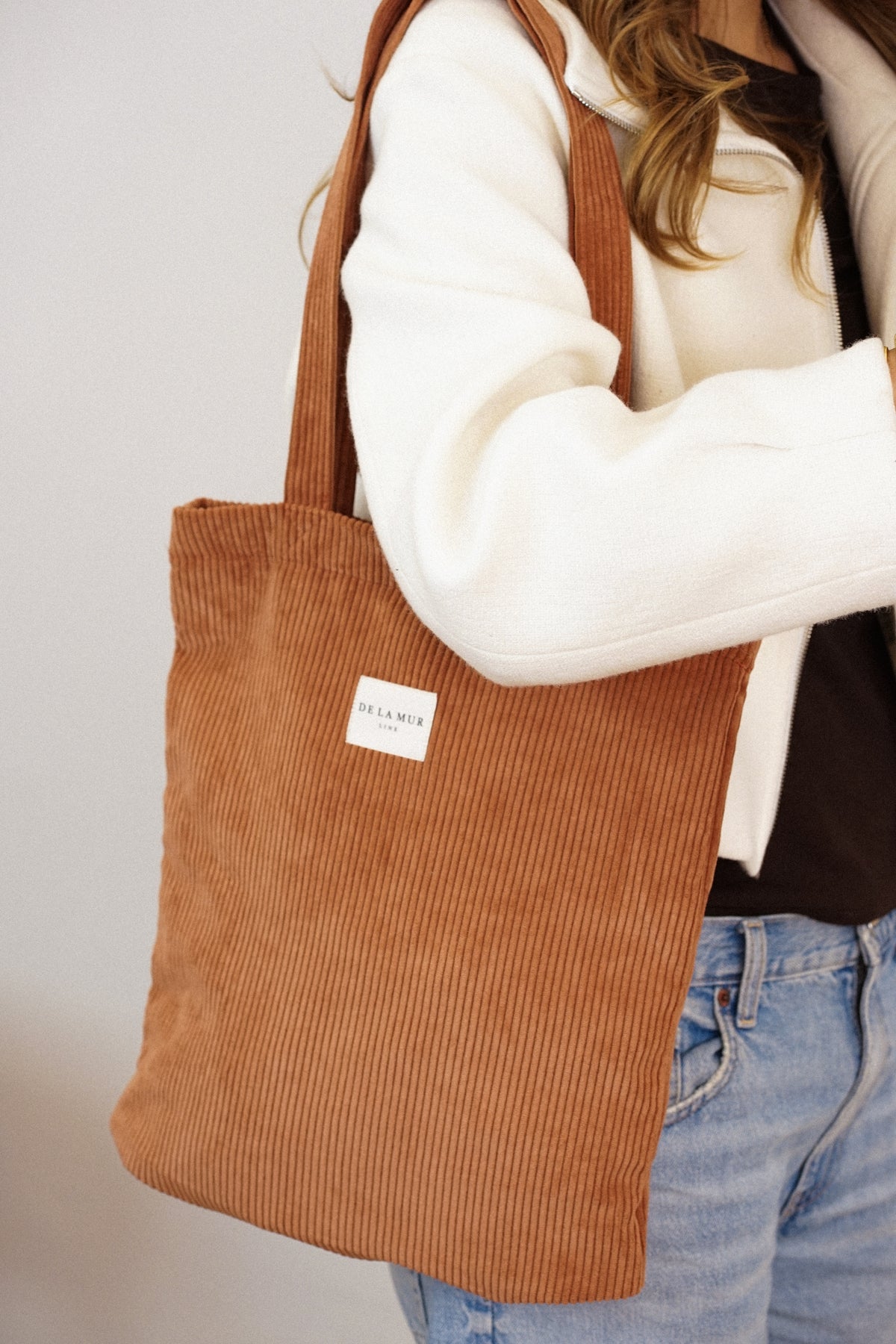 Bolsa pequeña Barro, estampado en terracota, beige, blanco, vista en uso — De La Mur