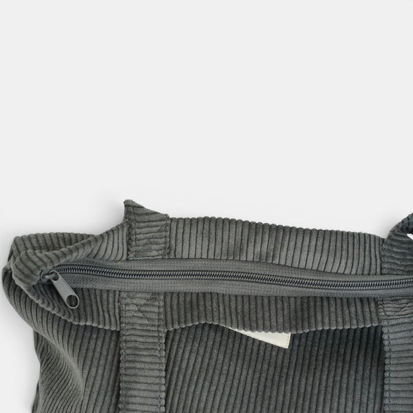 Bolsa pequeña Boni, estampado en gris, verde, turquesa, detalle del estampado y el material — De La Mur