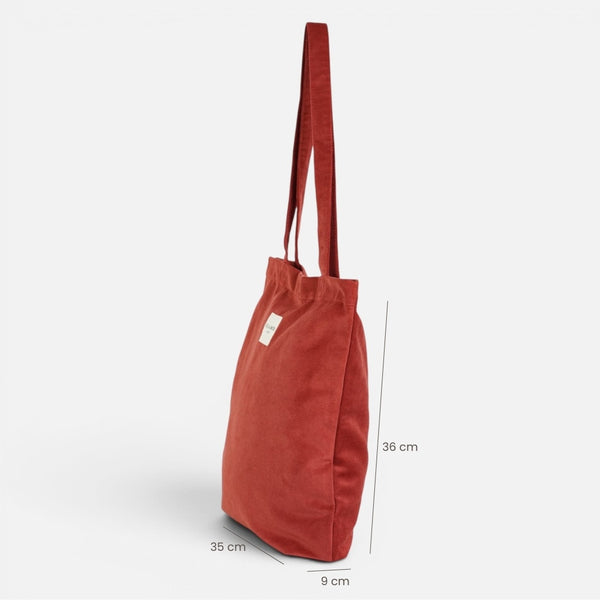 Bolsa pequeña Bore, estampado en rojo, vista en uso — De La Mur