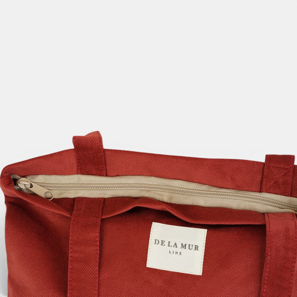Bolsa pequeña Bore, estampado en rojo, detalle del estampado y el material — De La Mur