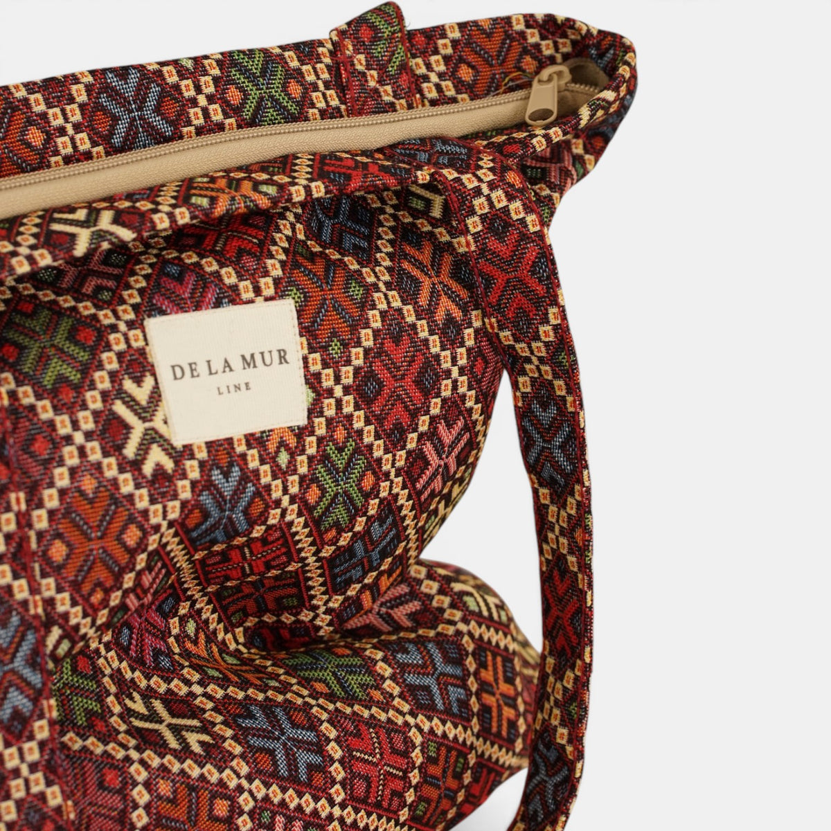 Bolsa pequeña Chic, estampado en azul, blanco, beige, detalle del producto — De La Mur
