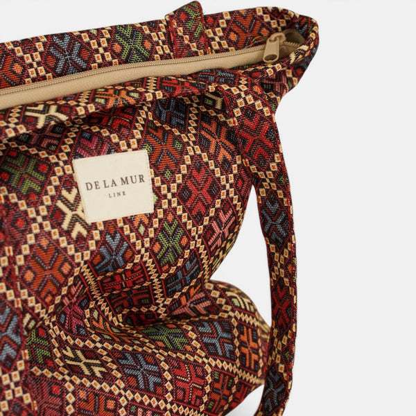 Bolsa pequeña Chic, estampado en azul, blanco, beige, detalle del producto — De La Mur