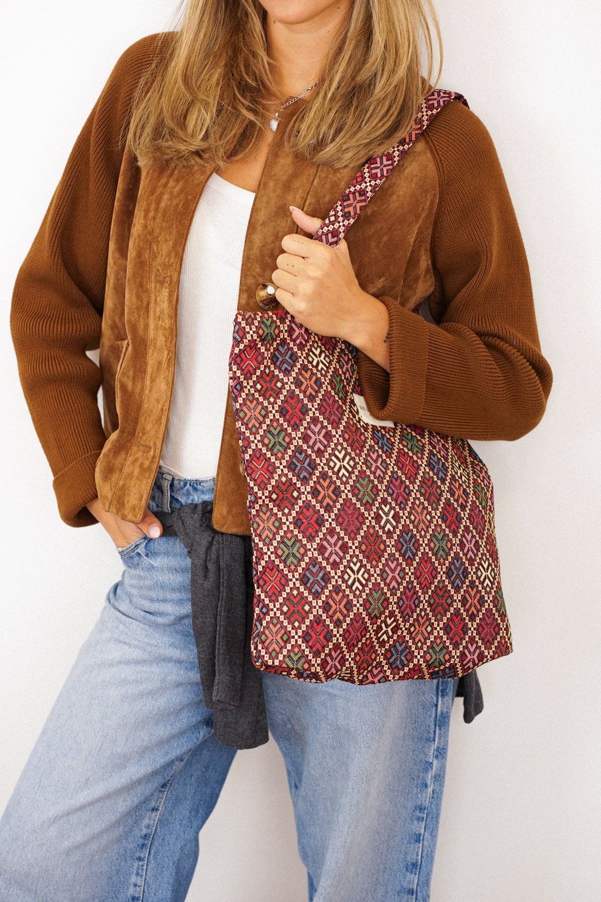 Bolsa pequeña Chic, estampado en azul, blanco, beige, vista en uso — De La Mur