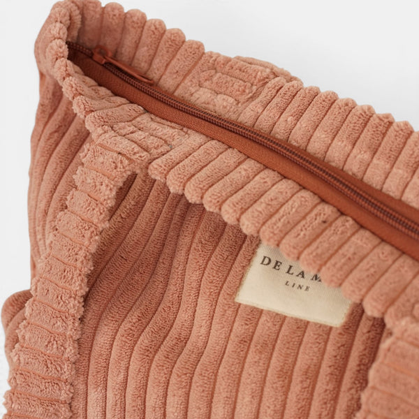 Bolsa pequeña Crepe, estampado en negro, beige, rojo, detalle del producto — De La Mur