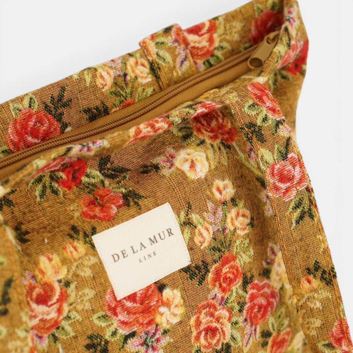 Bolsa pequeña Esme, estampado en beige, terracota, rojo, detalle del producto — De La Mur
