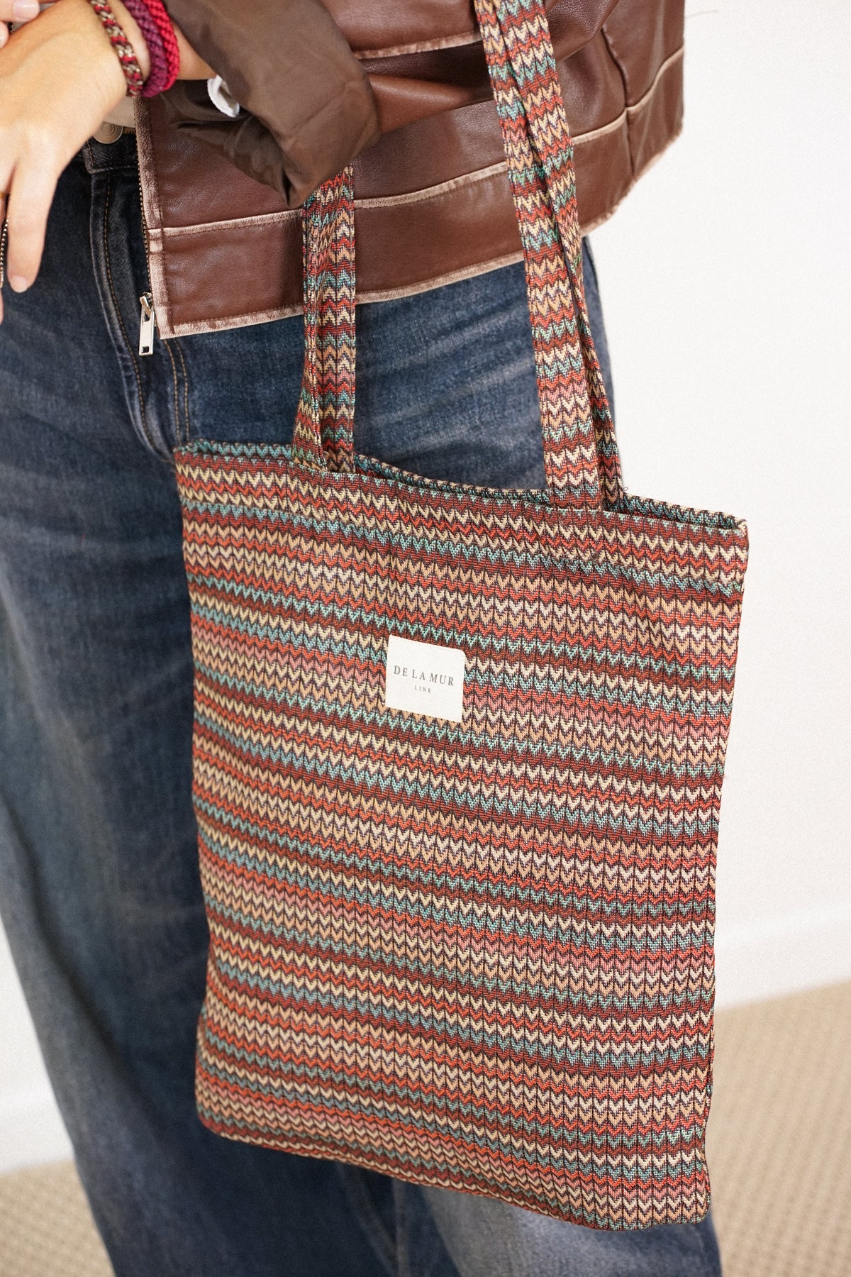 Bolsa pequeña Fron, estampado en blanco, azul, beige, vista en uso — De La Mur