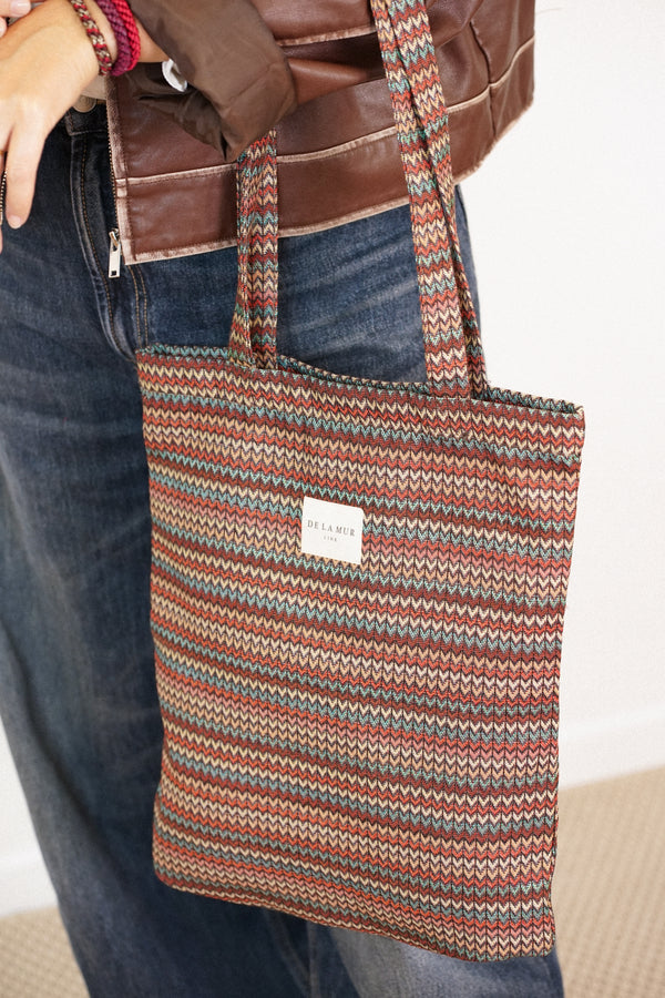 Bolsa pequeña Fron, estampado en blanco, azul, beige, vista en uso — De La Mur