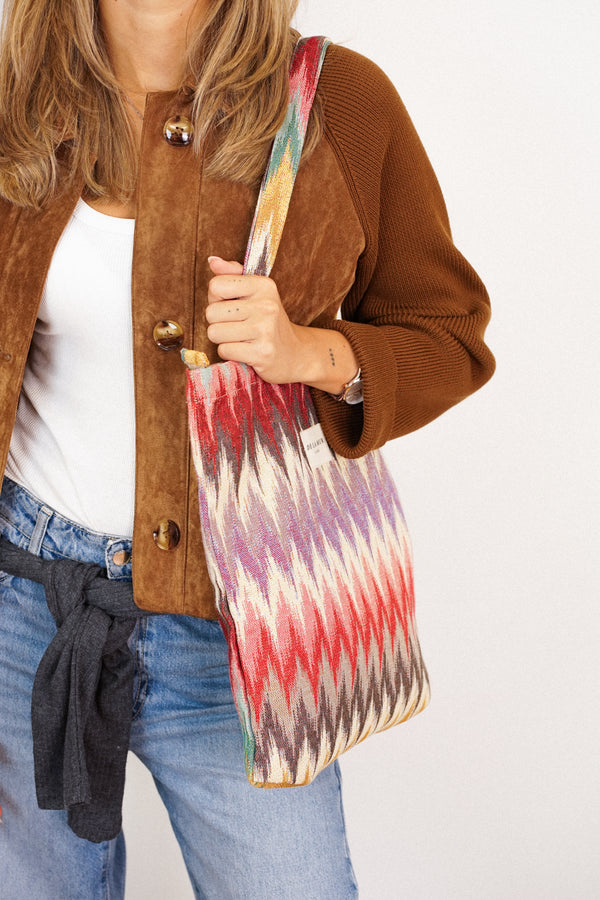 Bolsa pequeña Guana, estampado en blanco, beige, terracota, vista en uso — De La Mur