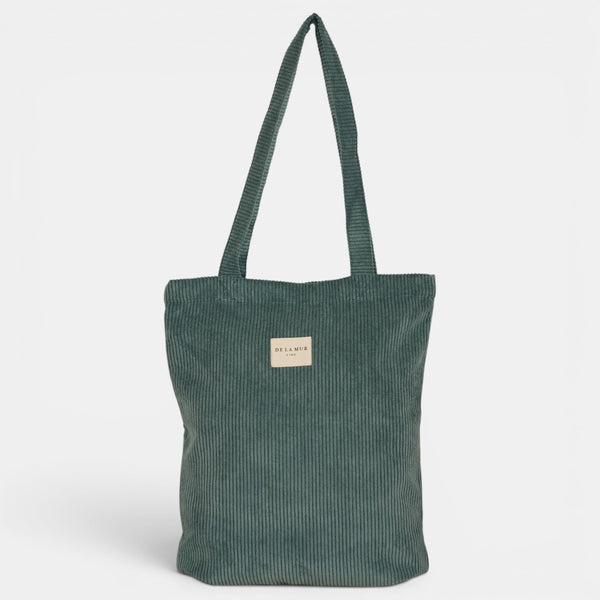 Bolsa pequeña Jade, acabado verde jade, vista en uso — De La Mur
