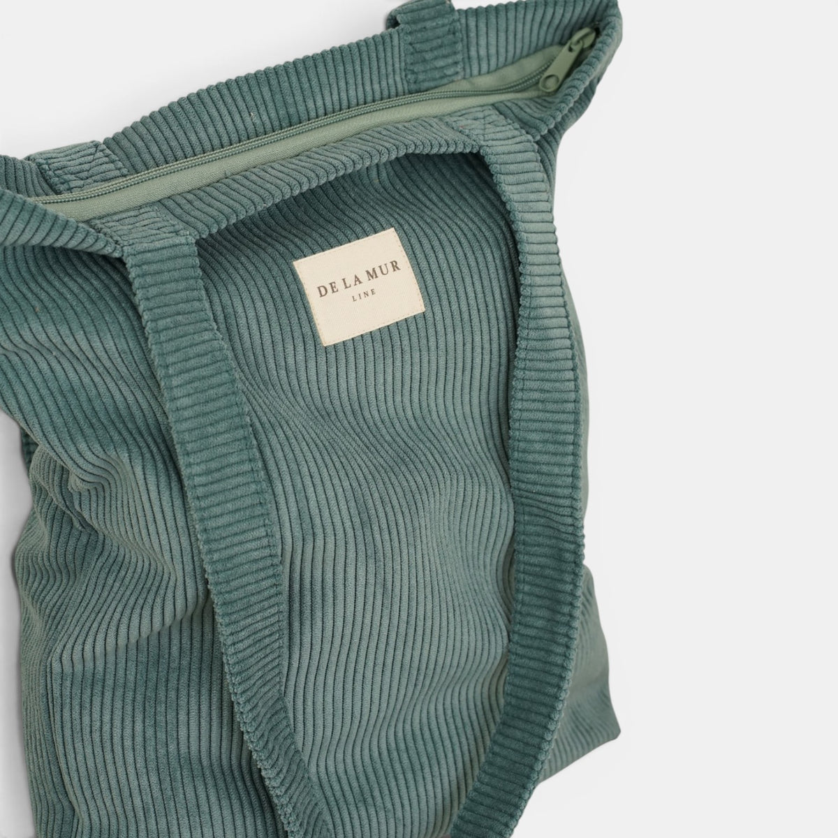 Bolsa pequeña Jade, acabado verde jade, detalle del material y el acabado — De La Mur