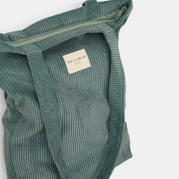 Bolsa pequeña Jade, acabado verde jade, detalle del material y el acabado — De La Mur