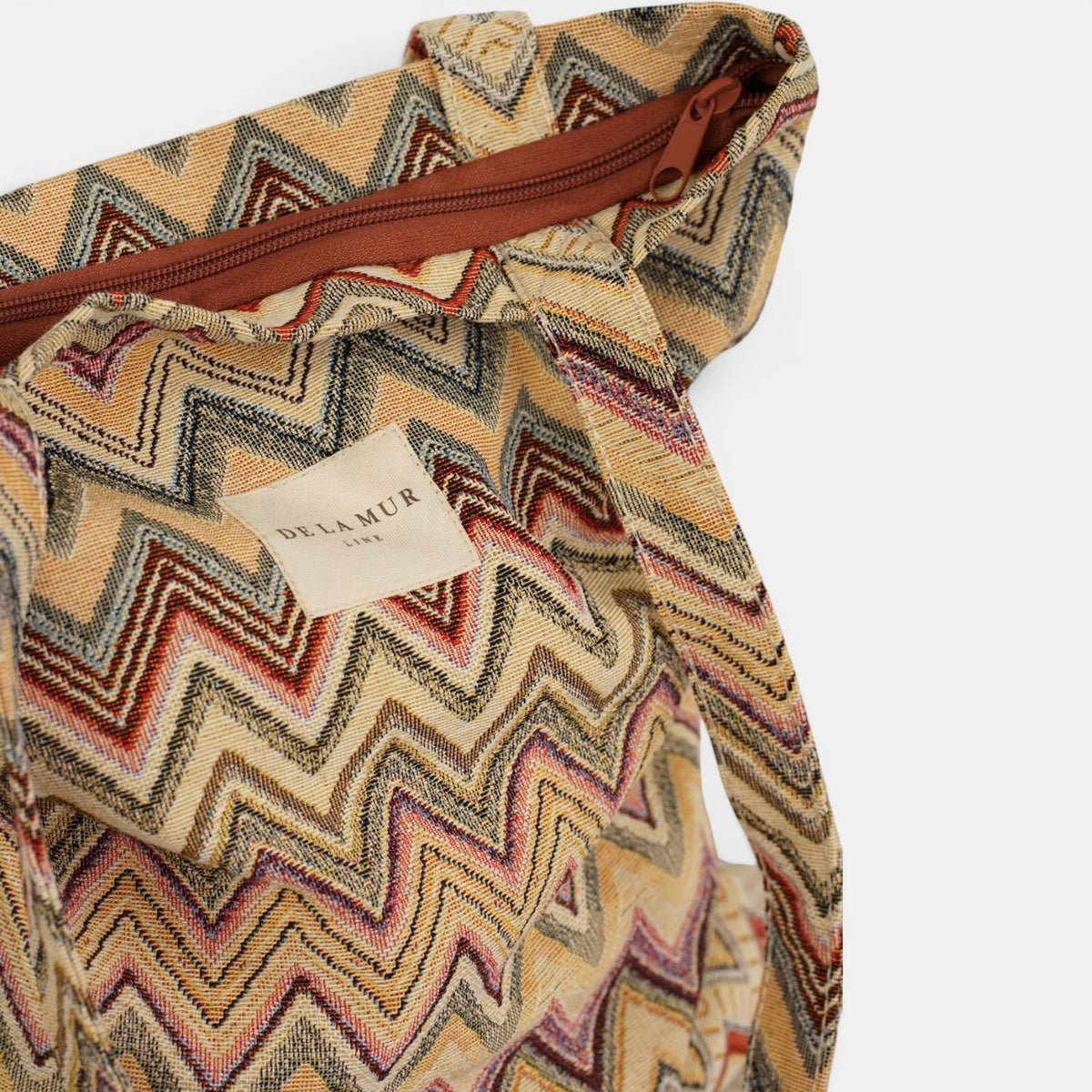 Bolsa pequeña Kers, estampado en negro, beige, marrón, detalle del producto — De La Mur