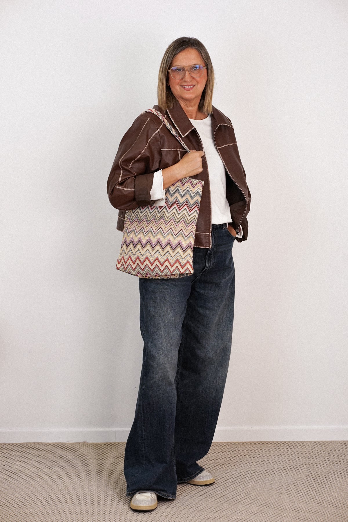 Bolsa pequeña Kers, estampado en negro, beige, marrón, vista frontal — De La Mur