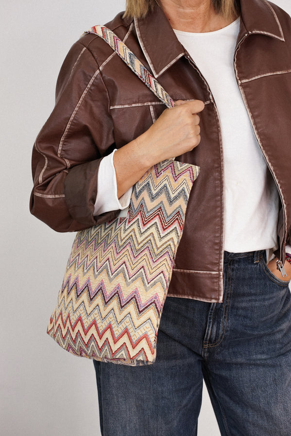 Bolsa pequeña Kers, estampado en negro, beige, marrón, vista en uso — De La Mur