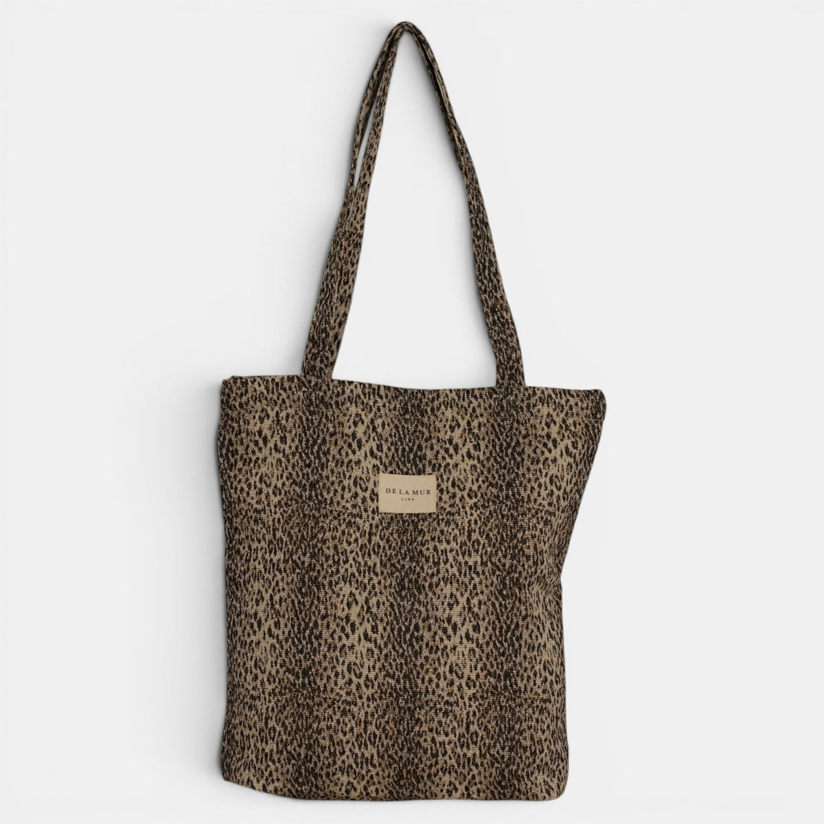 Bolsa pequeña Leo, estampado en marrón, blanco, beige, detalle del estampado y el material — De La Mur