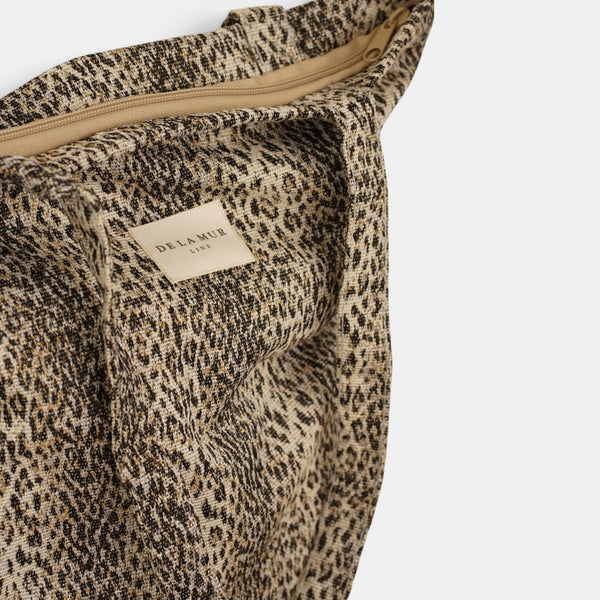 Bolsa pequeña Leo, estampado en marrón, blanco, beige, detalle del producto — De La Mur