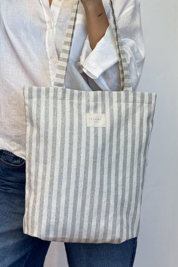 Bolsa pequeña Lugris, estampado en blanco, gris, detalle del producto — De La Mur