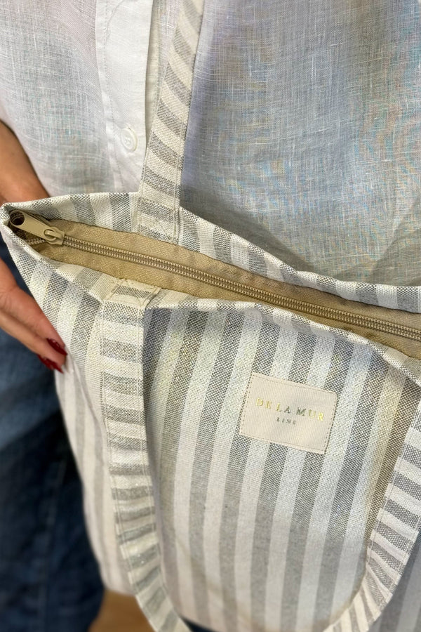 Bolsa pequeña Lugris, estampado en blanco, gris, detalle del producto — De La Mur