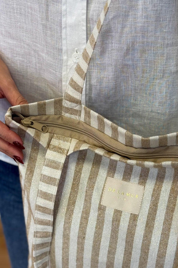 Bolsa pequeña Lumos, estampado en marrón, beige, blanco, detalle del producto — De La Mur