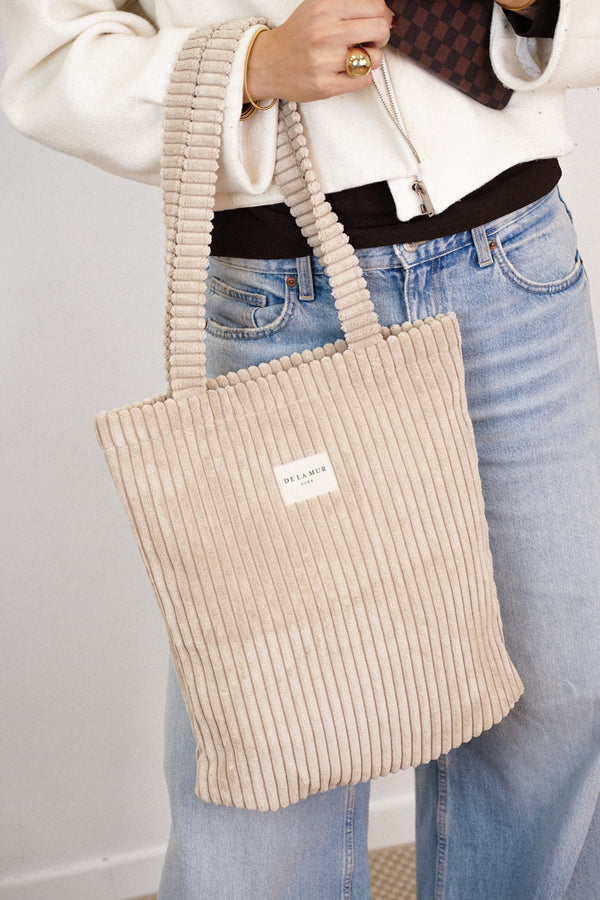 Bolsa pequeña Moka, estampado en beige, blanco, rojo, vista en uso — De La Mur
