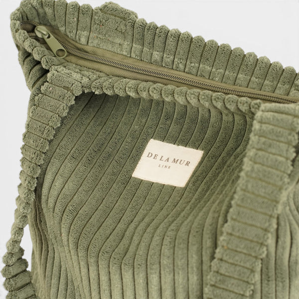 Bolsa pequeña Musgo, acabado verde musgo, detalle del producto — De La Mur