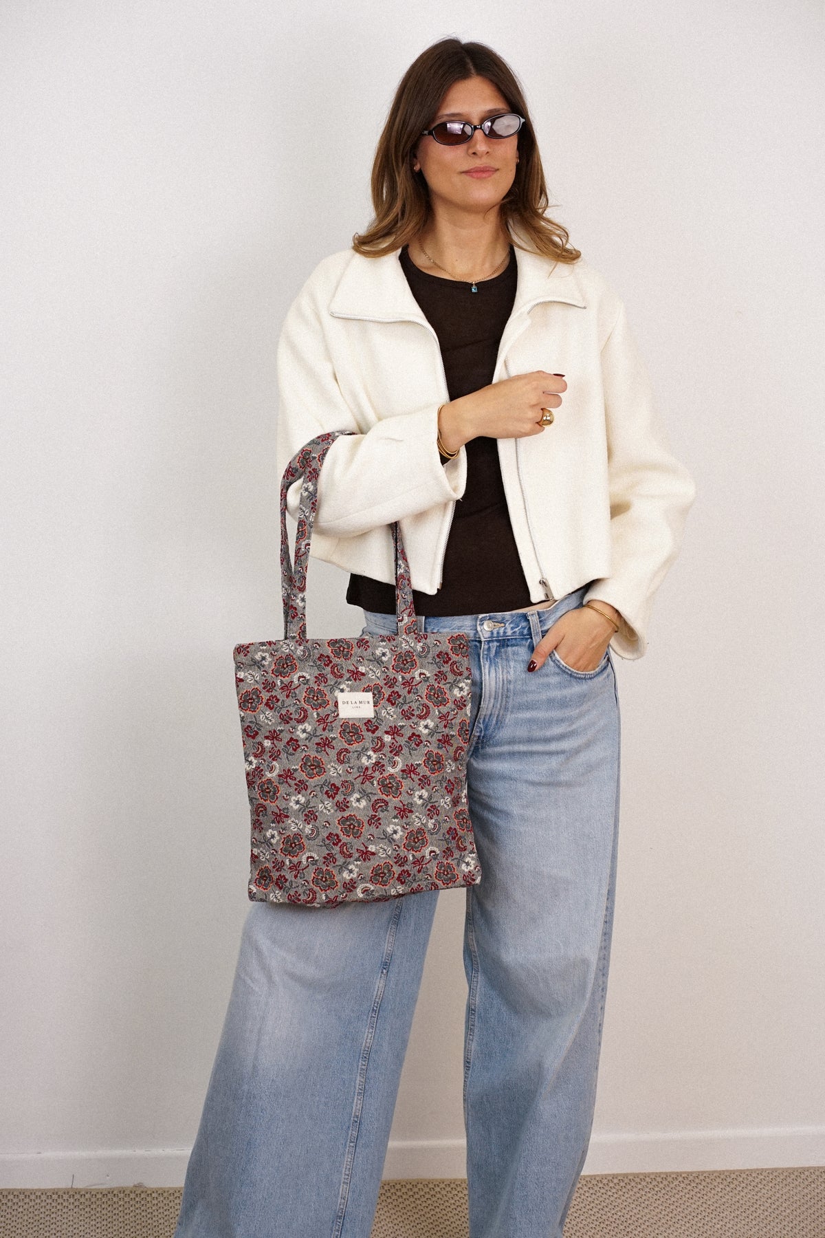 Bolsa pequeña Nira, estampado en azul, beige, blanco, vista frontal — De La Mur