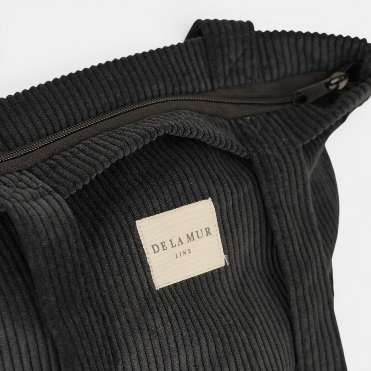 Bolsa pequeña Nit, estampado en negro, terracota, naranja, detalle del producto — De La Mur