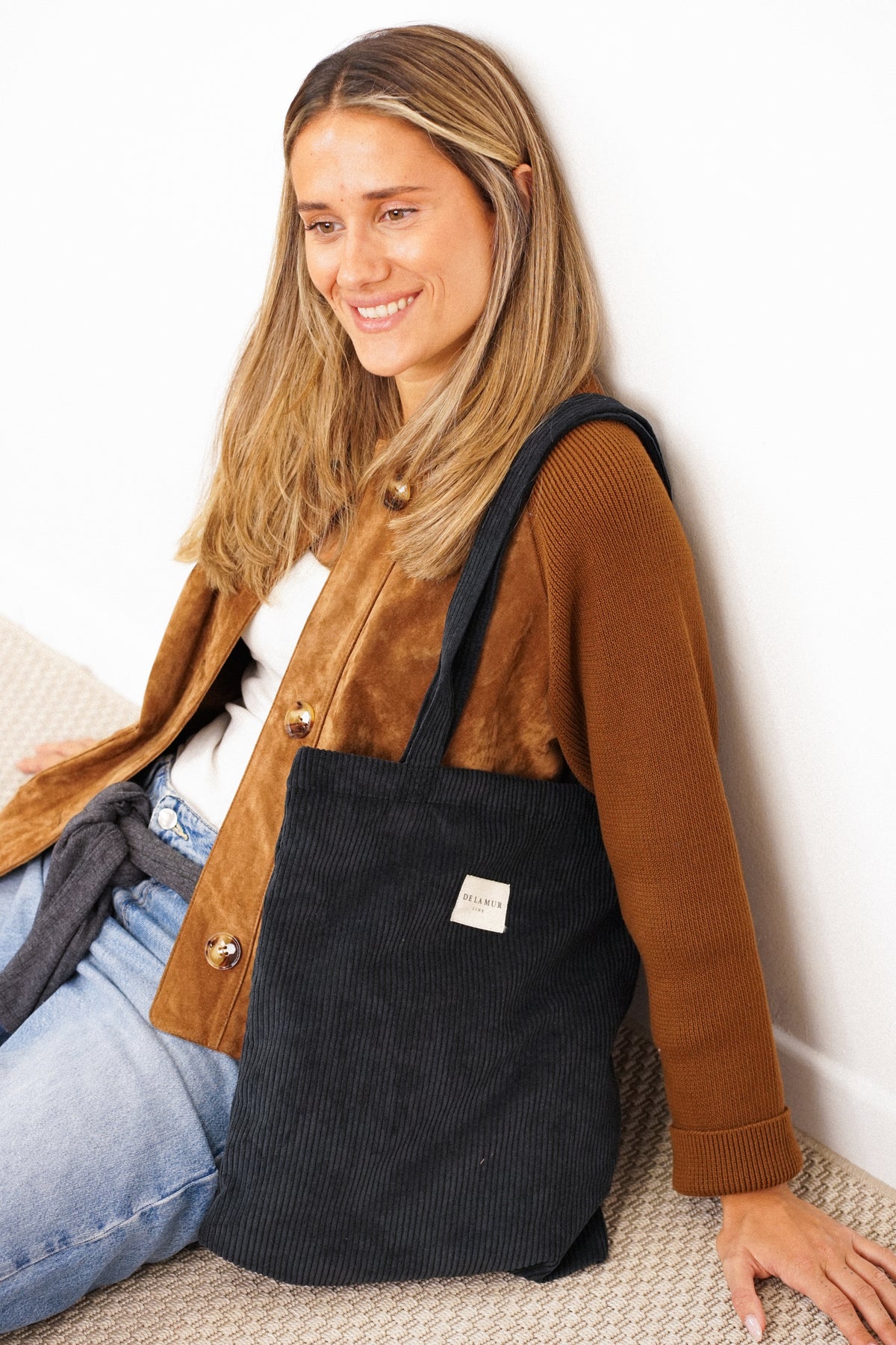 Bolsa pequeña Nit, estampado en negro, terracota, naranja, vista en uso — De La Mur