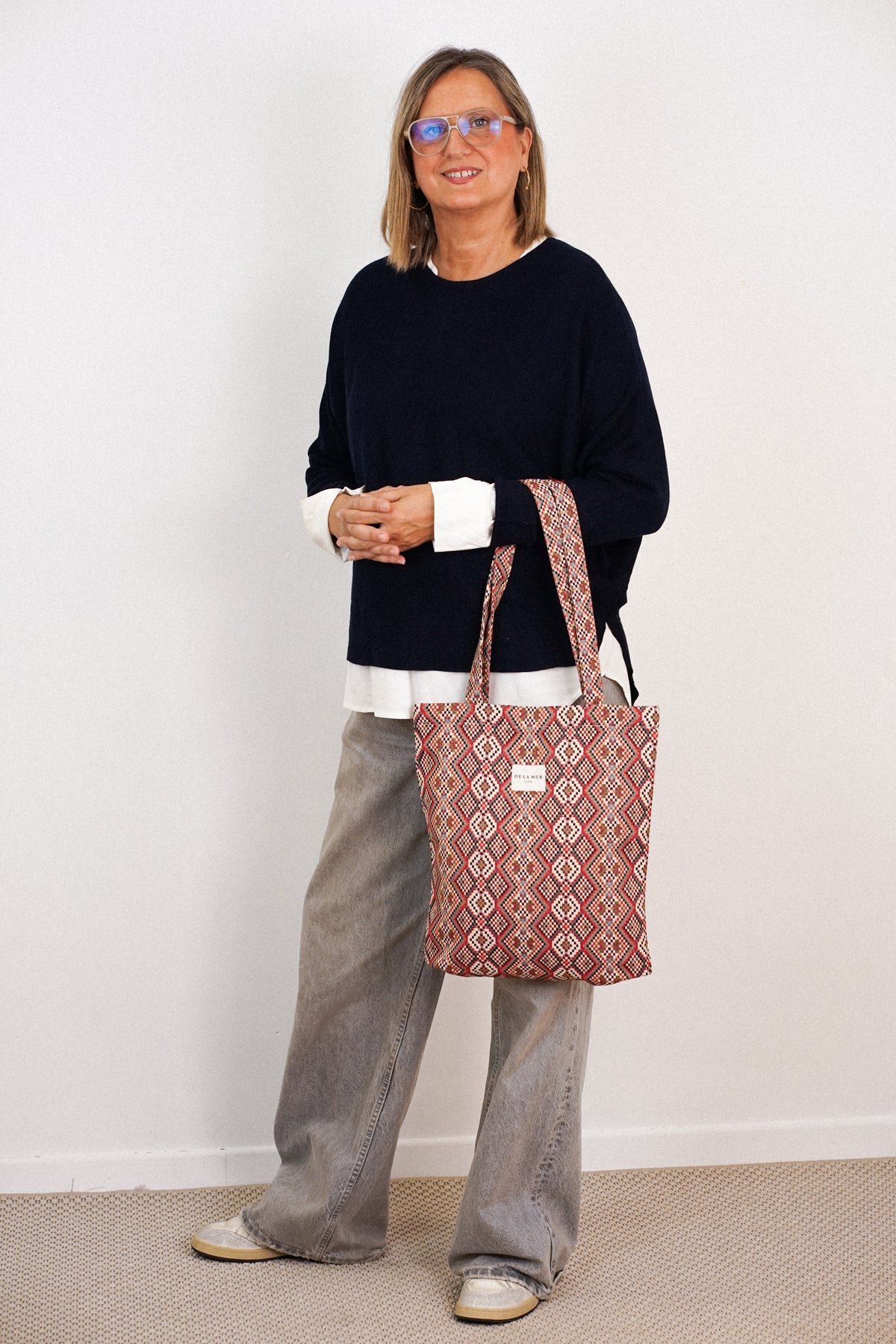 Bolsa pequeña Otto, estampado en negro, beige, gris, vista frontal — De La Mur