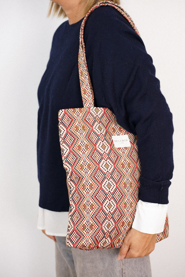 Bolsa pequeña Otto, estampado en negro, beige, gris, vista en uso — De La Mur