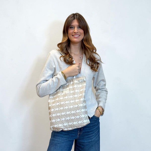 Bolsa pequeña Pesc con estampado Pesc, vista en uso — De La Mur