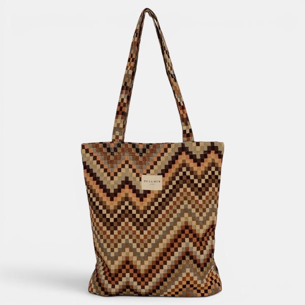 Bolsa pequeña Pier, estampado en azul, terracota, blanco, detalle del estampado y el material — De La Mur