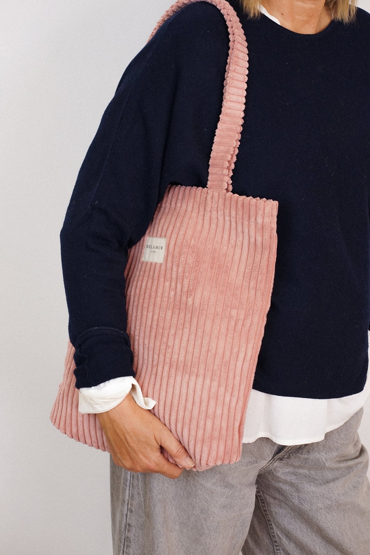 Bolsa pequeña Crepe, estampado en negro, beige, rojo, vista en uso — De La Mur