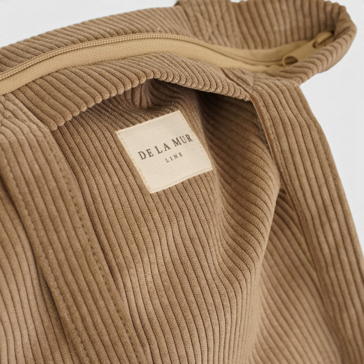 Bolsa pequeña Toast, estampado en blanco, azul, beige, detalle del producto — De La Mur