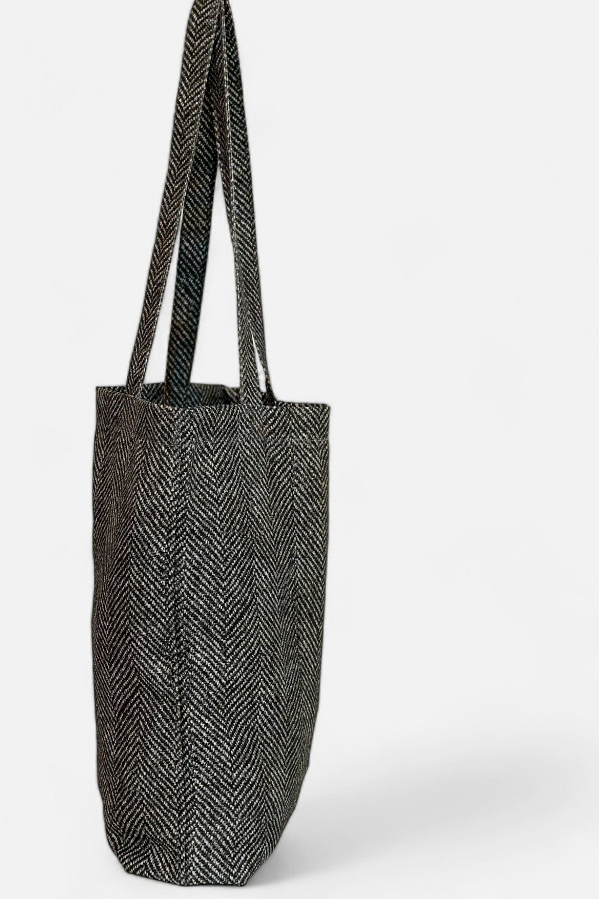 Petit sac Dope, imprimé dans les tons gris, blanc et jaune, en situation — De La Mur