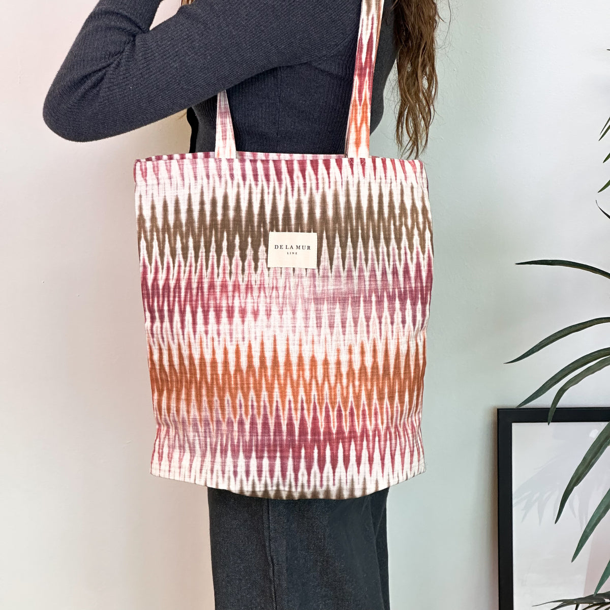 Bolsa pequeña Hali, estampado en beige, terracota, rojo, detalle del estampado y el material — De La Mur