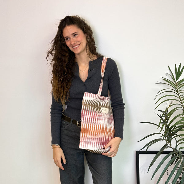 Bolsa pequeña Hali, estampado en beige, terracota, rojo, vista en uso — De La Mur