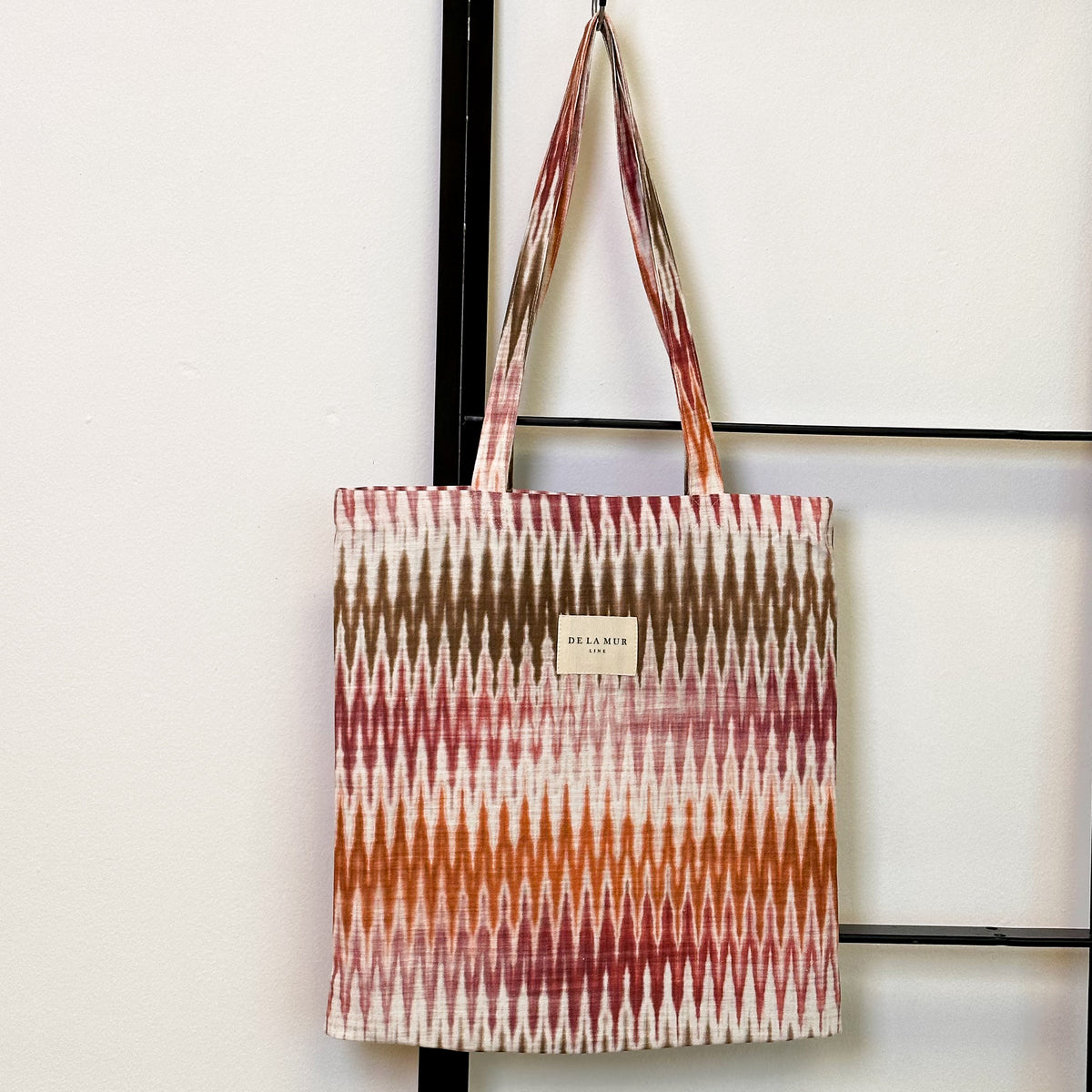 Bolsa pequeña Hali, estampado en beige, terracota, rojo, vista frontal — De La Mur