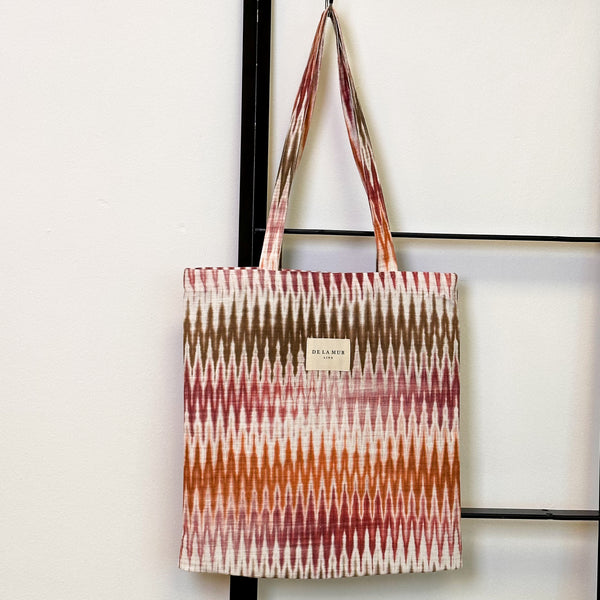 Bolsa pequeña Hali, estampado en beige, terracota, rojo, vista frontal — De La Mur