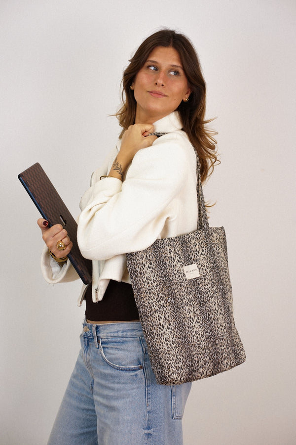 Bolsa pequeña Leo, estampado en marrón, blanco, beige, vista frontal — De La Mur