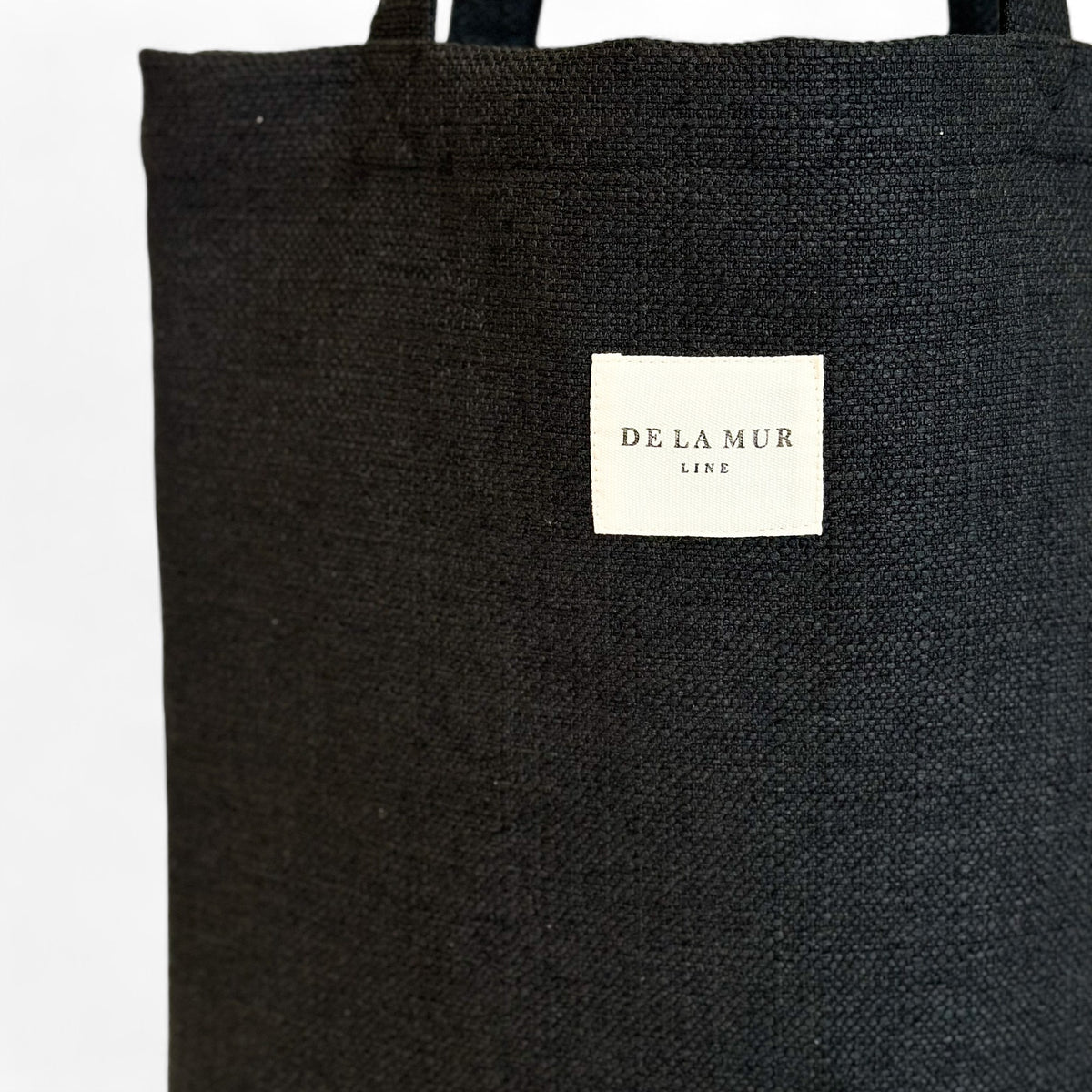 Bolsa pequeña Mad, acabado negro, vista con medidas — De La Mur