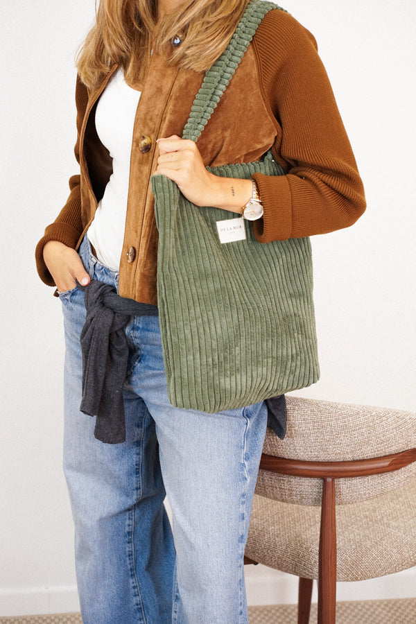 Bolsa pequeña Musgo, acabado verde musgo, vista en uso — De La Mur