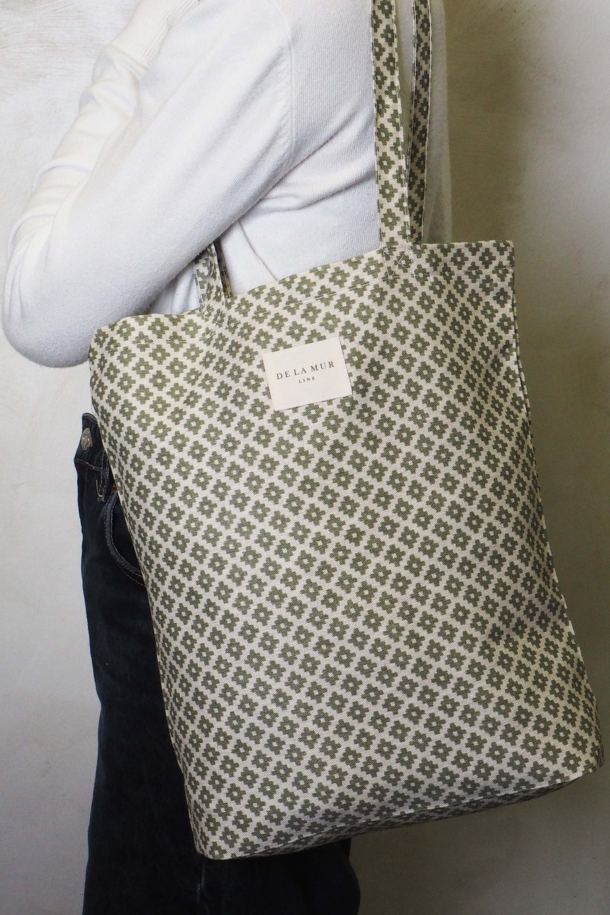 Petit sac Oli, imprimé dans les tons gris, beige et jaune, en situation — De La Mur