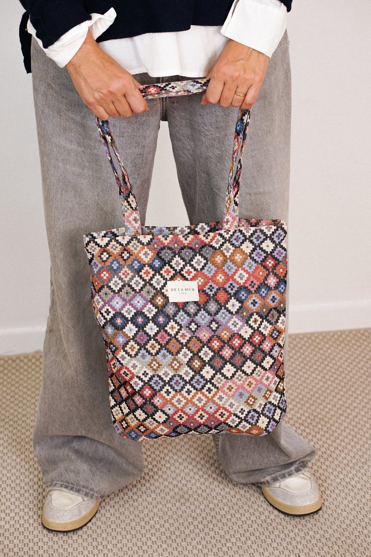 Bolsa pequeña Ore, estampado en beige, negro, marrón, vista en uso — De La Mur