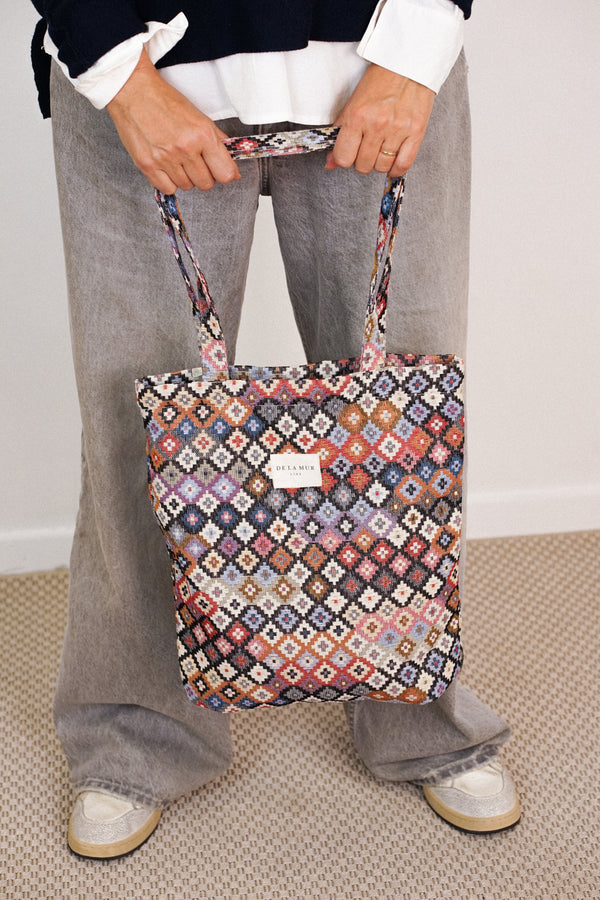 Bolsa pequeña Ore, estampado en beige, negro, marrón, vista en uso — De La Mur